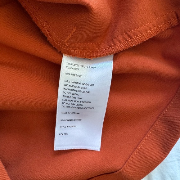 Men’s Figs Small  Scrub Top - Dirty Chai / Orange - Picture 3 of 3